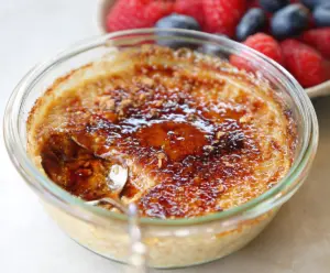 Creamy Crème Brûlée Overnight Oats topped with caramelized sugar and fresh berries for a delicious breakfast treat.